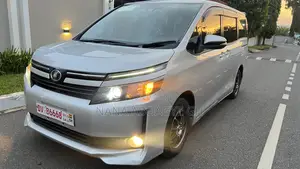 Toyota Voxy 2016 Silver