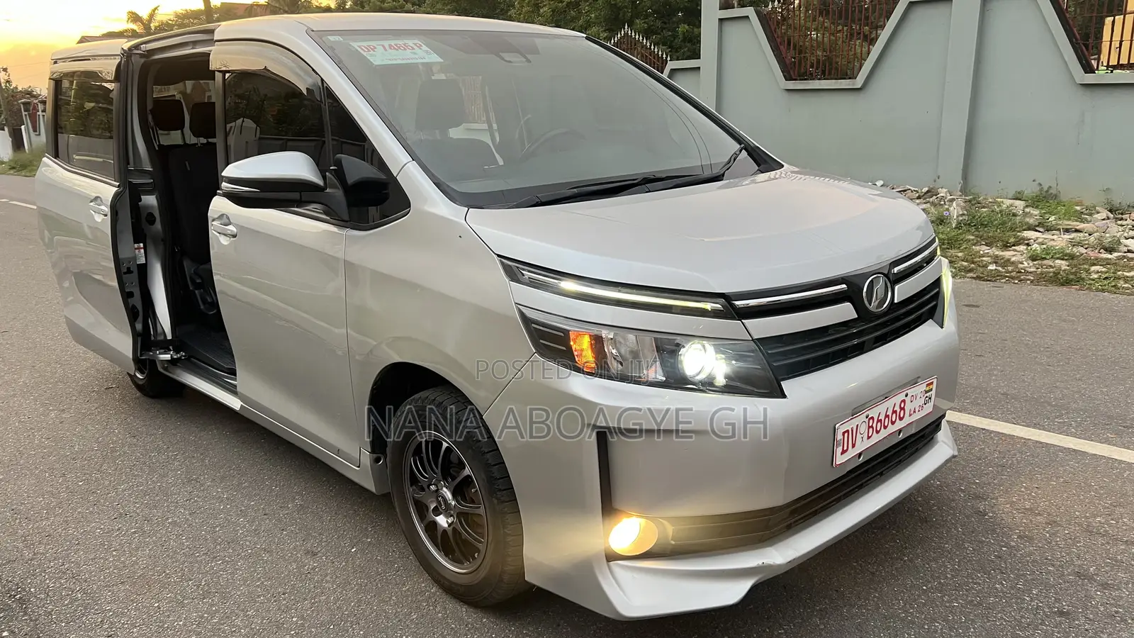 Toyota Voxy 2016 Silver