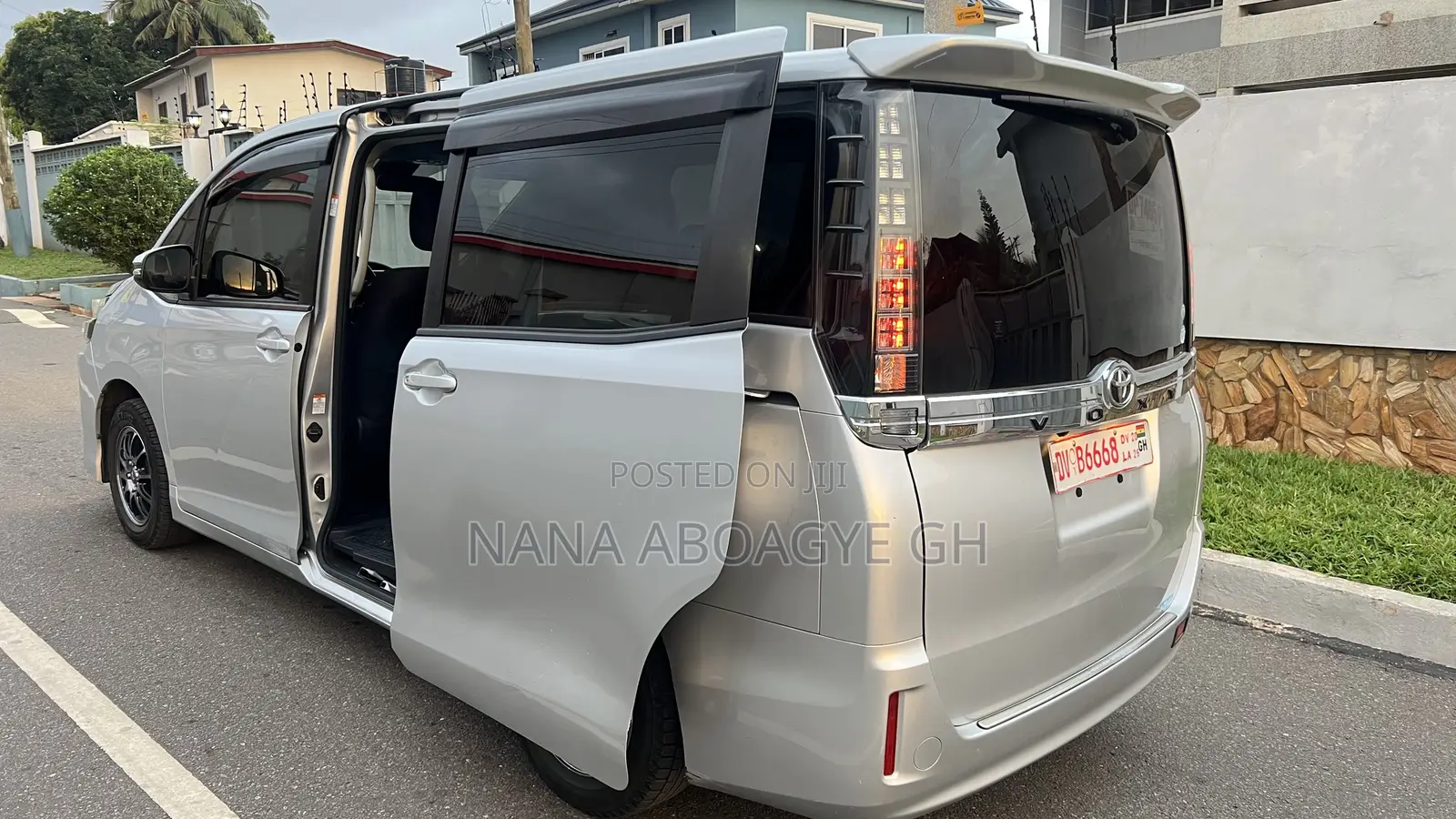 Toyota Voxy 2016 Silver