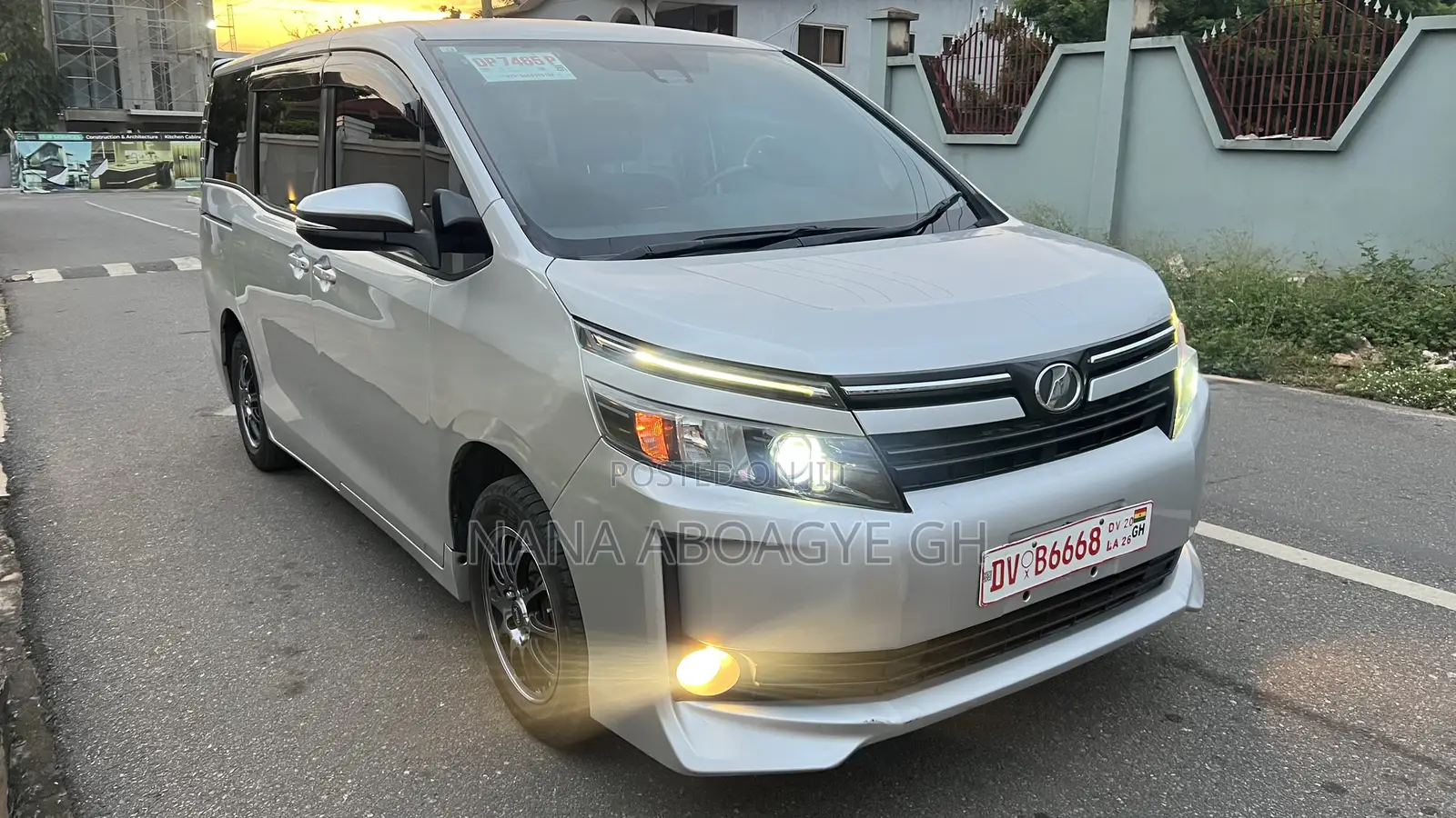 Toyota Voxy 2016 Silver