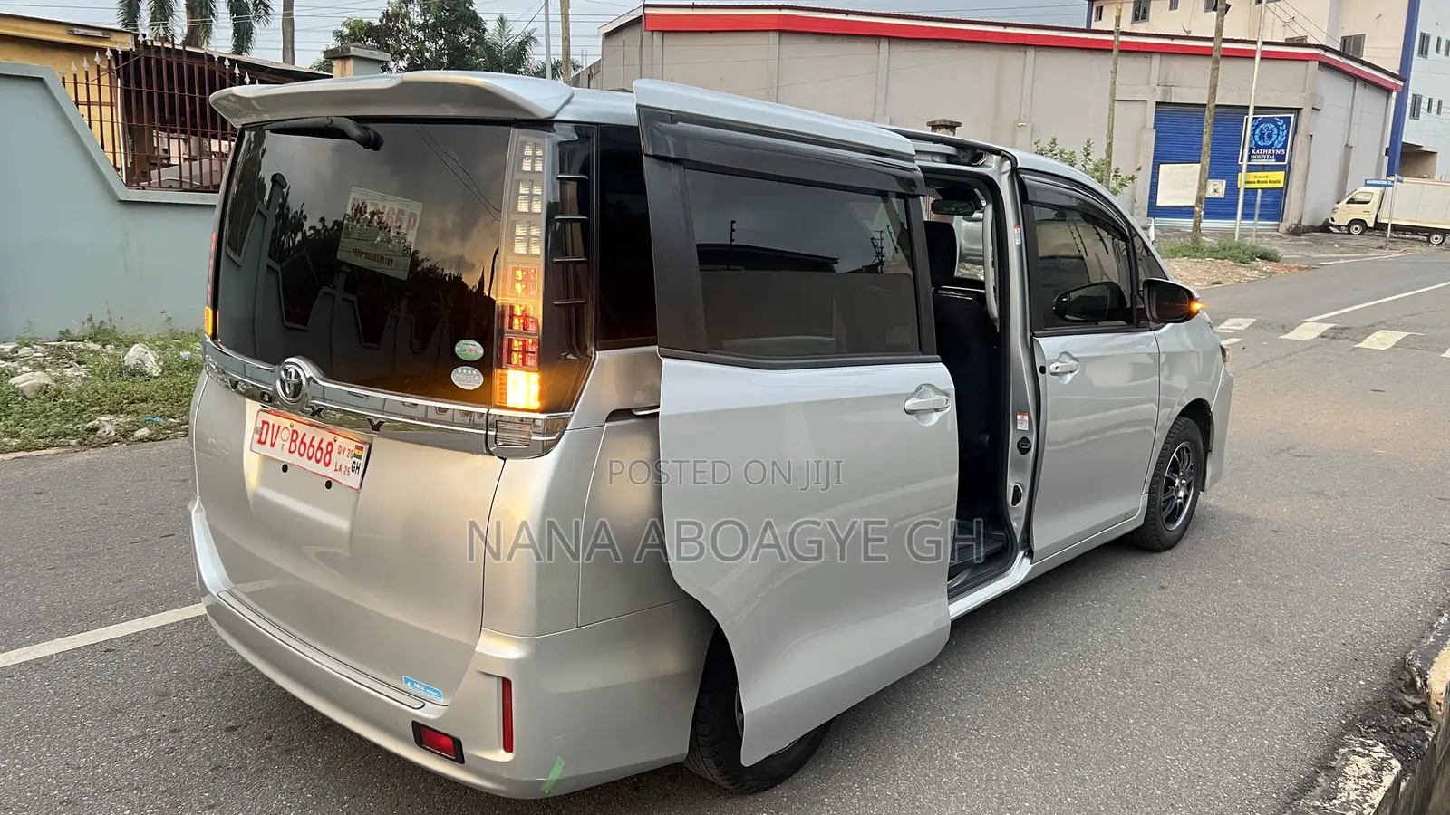 Toyota Voxy 2016 Silver