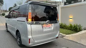 Toyota Voxy 2016 Silver
