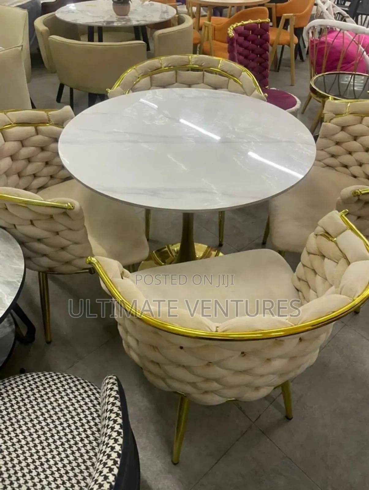 Luxurious Round Marble 4-Seater Dining Set