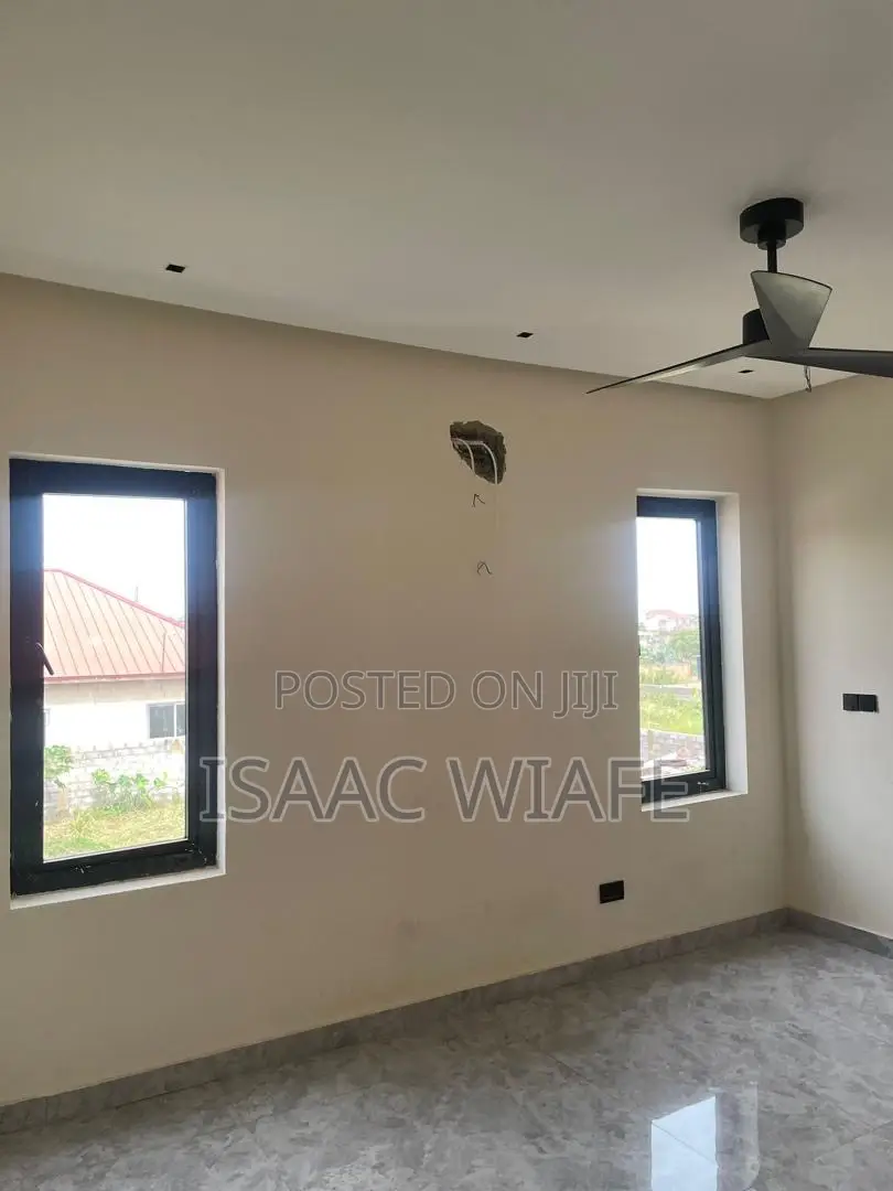 5bdrm House in Lake Side Estate for sale