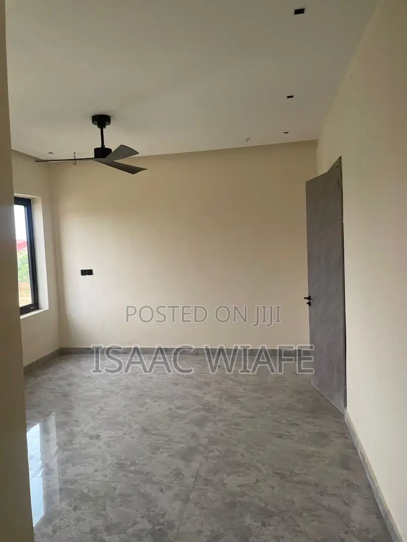 5bdrm House in Lake Side Estate for sale