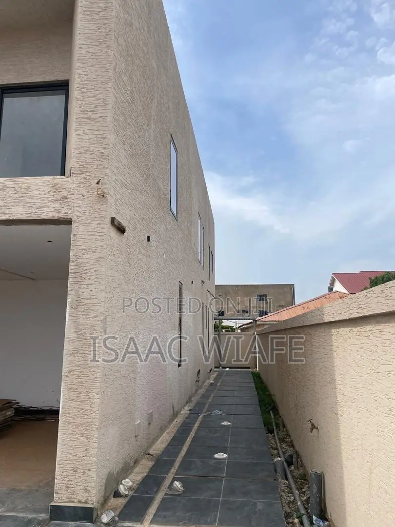 5bdrm House in Lake Side Estate for sale
