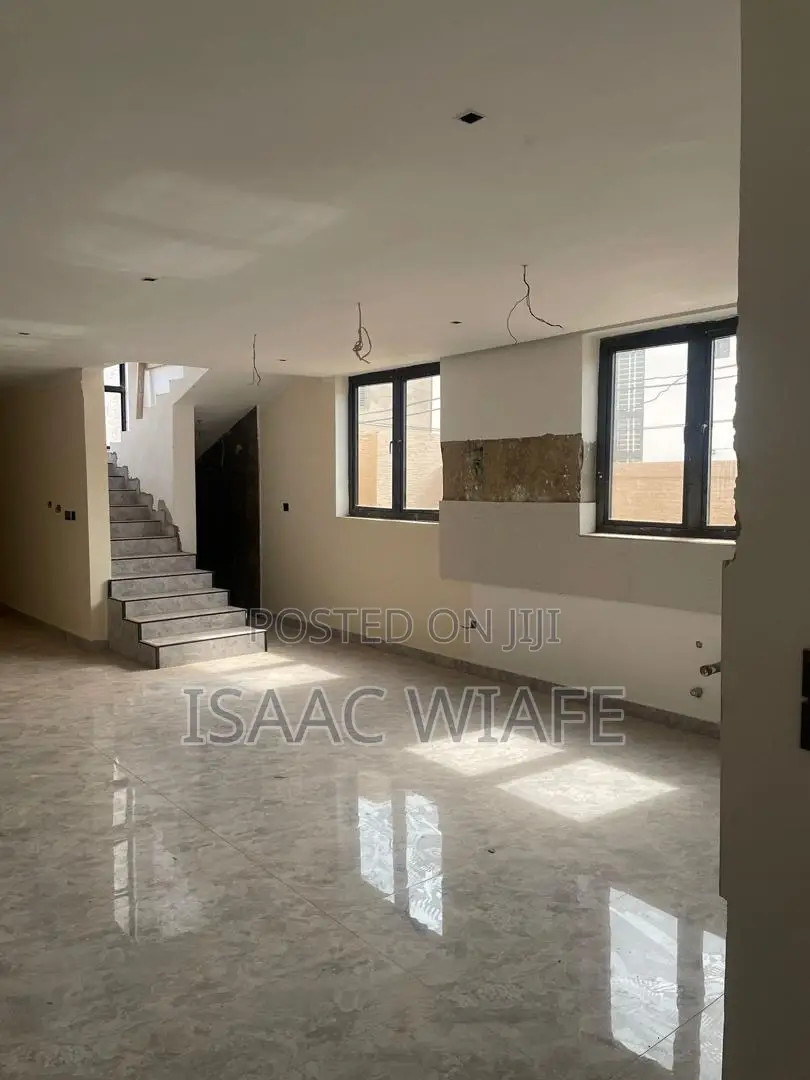 5bdrm House in Lake Side Estate for sale