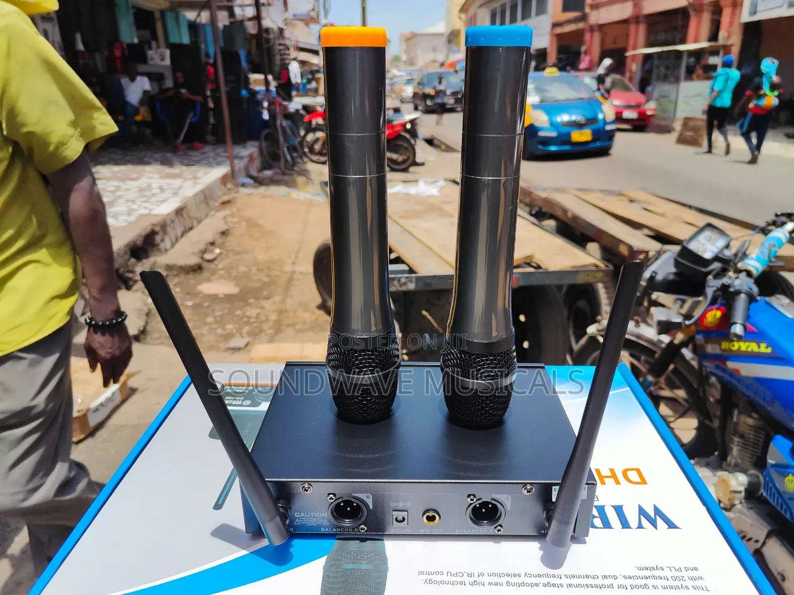 Max (Dh-766 Wireless Microphone