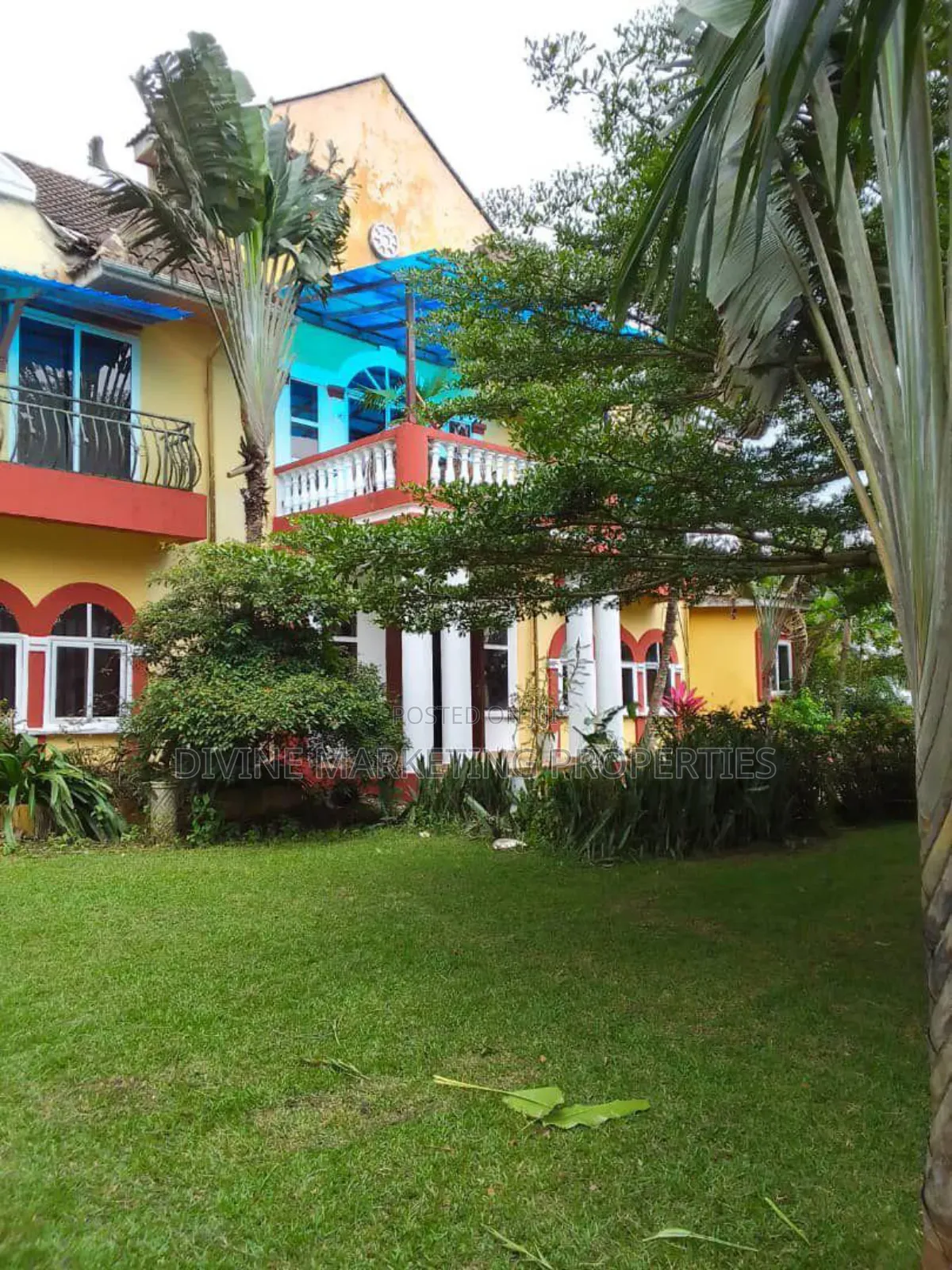 10bdrm House in In Between Kwabenya, Ga East Municipal for sale