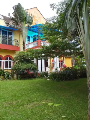 10bdrm House in In Between Kwabenya, Ga East Municipal for sale