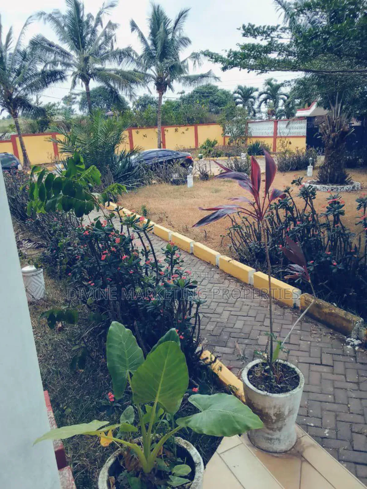 10bdrm House in In Between Kwabenya, Ga East Municipal for sale