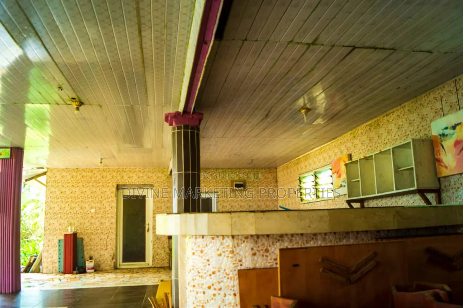 10bdrm House in In Between Kwabenya, Ga East Municipal for sale