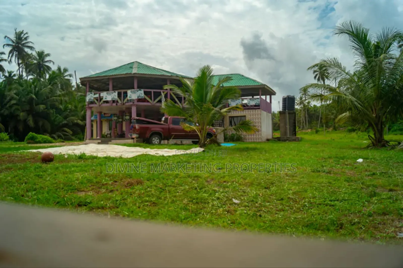 10bdrm House in In Between Kwabenya, Ga East Municipal for sale
