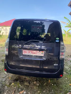 Toyota Voxy 2013