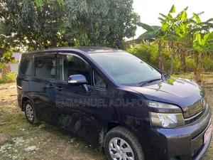 Toyota Voxy 2013