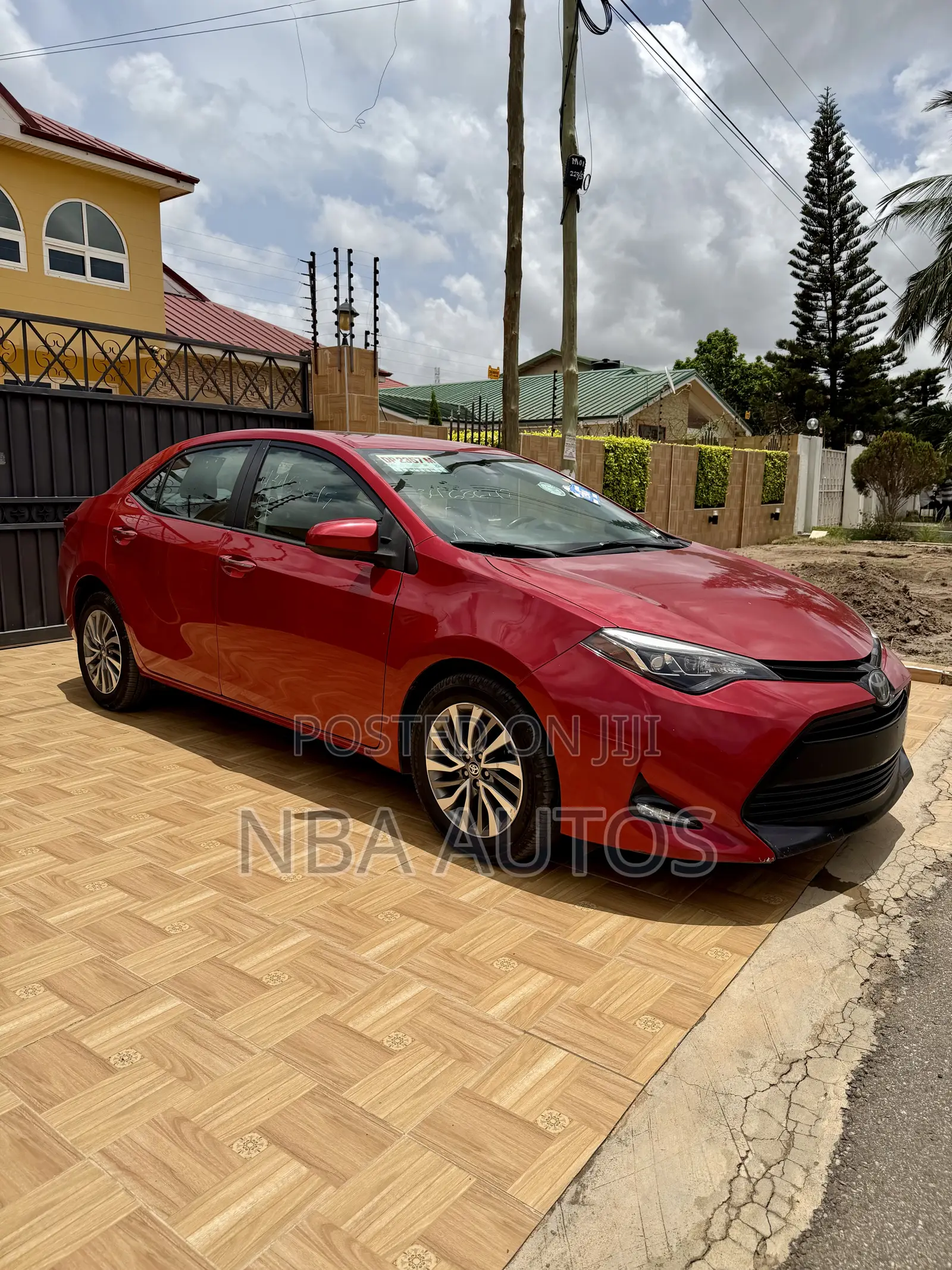Toyota Corolla XLE (1.8L 4cyl 2A) 2018 Red
