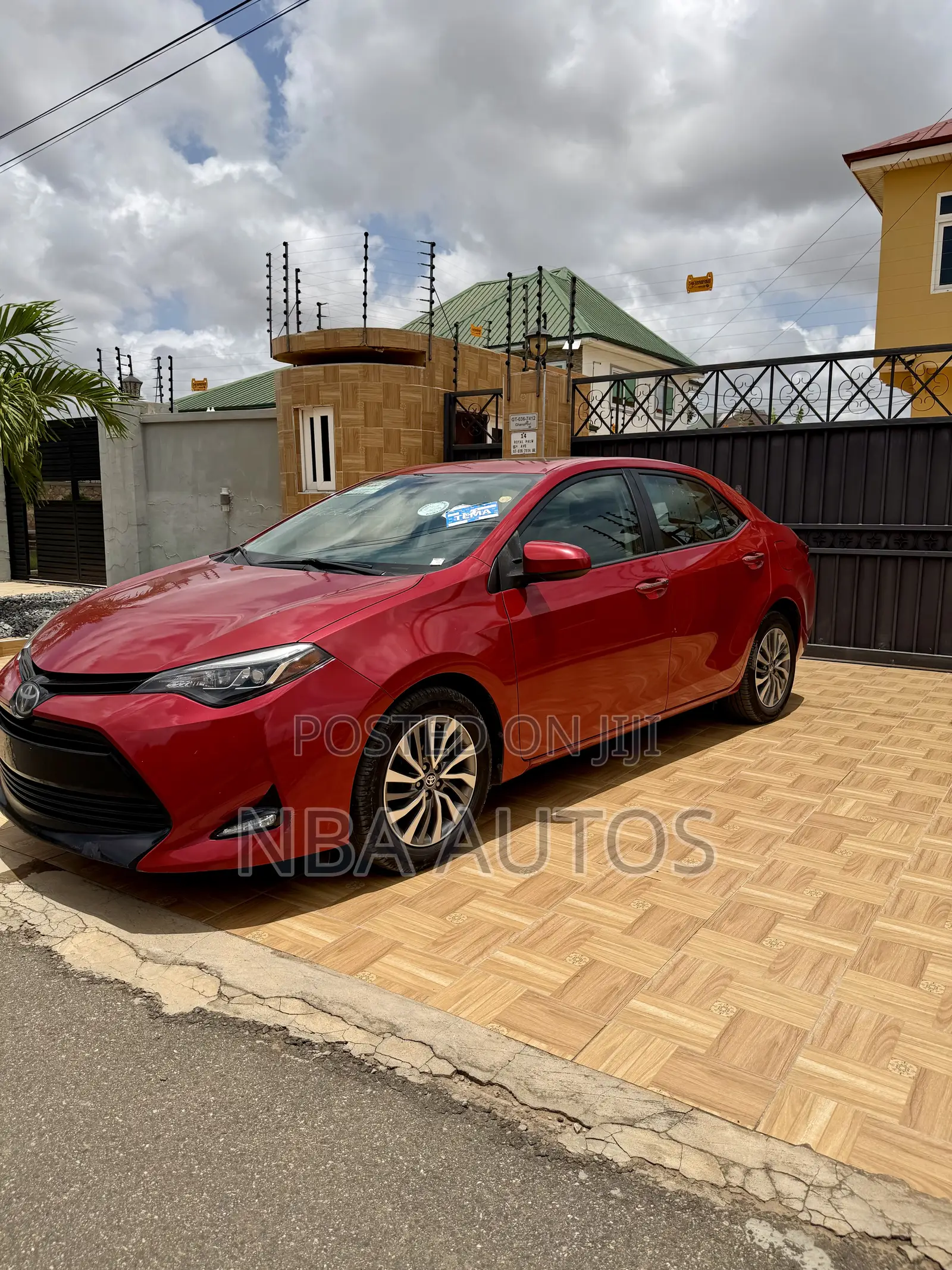 Toyota Corolla XLE (1.8L 4cyl 2A) 2018 Red