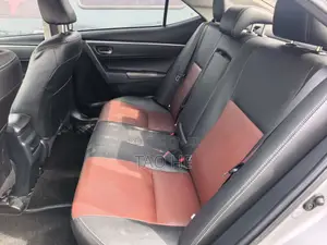 Toyota Corolla XLE (1.8L 4cyl 2A) 2018 Silver