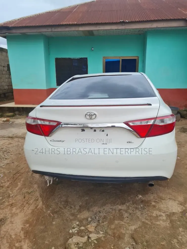 Toyota Camry LE 4dr Sedan (2.5L 4cyl 6A) 2017 White