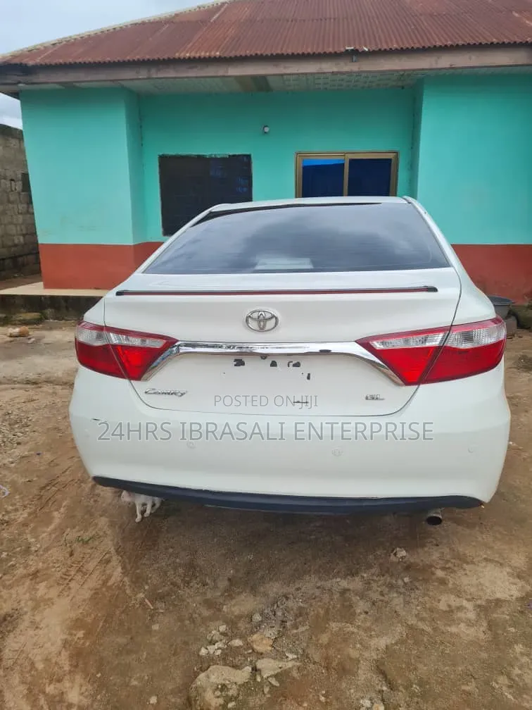 Toyota Camry LE 4dr Sedan (2.5L 4cyl 6A) 2017 White