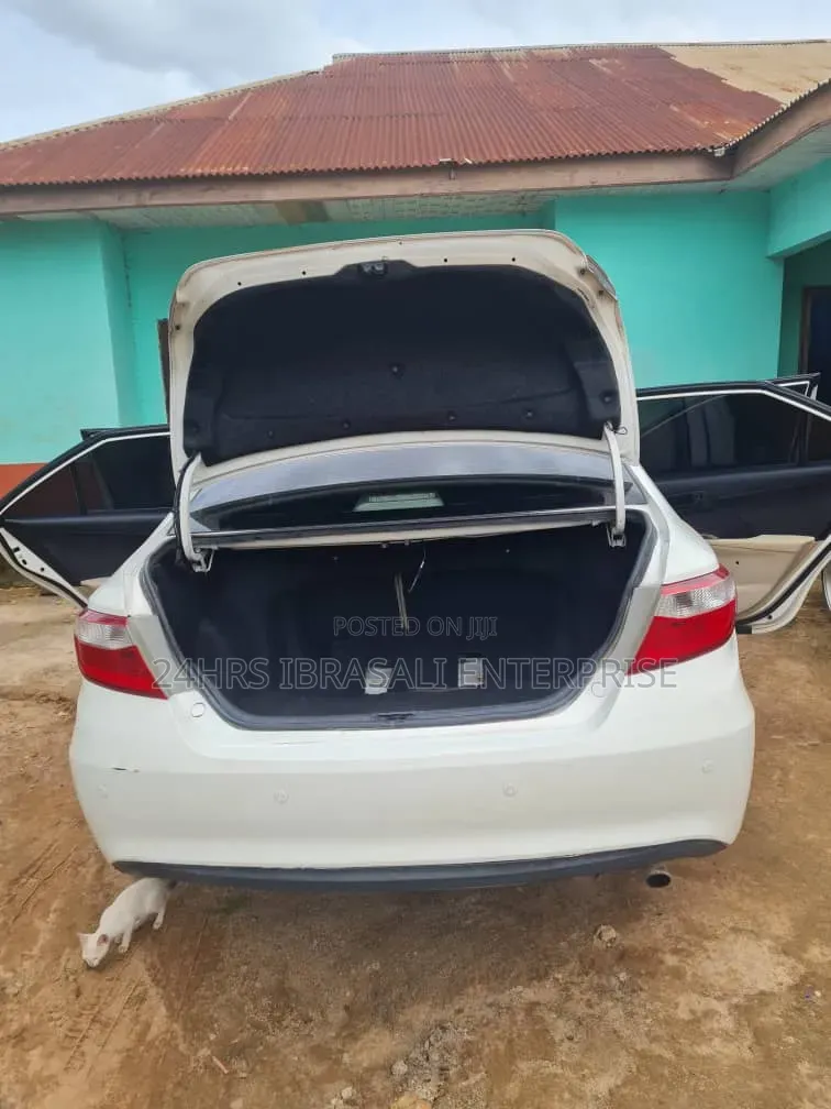 Toyota Camry LE 4dr Sedan (2.5L 4cyl 6A) 2017 White