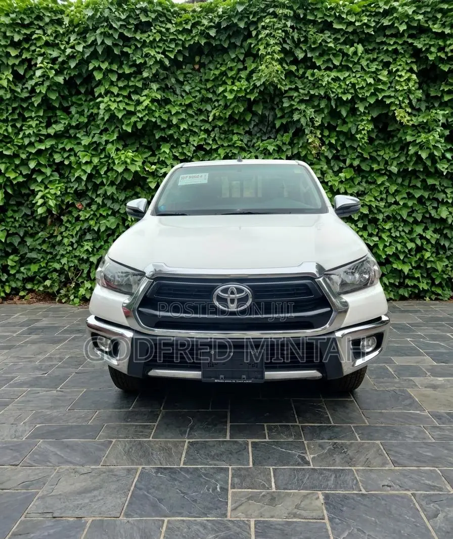 Toyota Hilux 2025 White