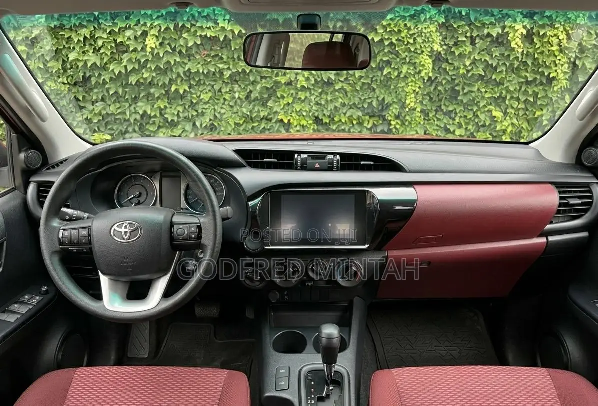 Toyota Hilux 2025 White