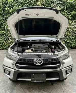 Toyota Hilux 2025 White
