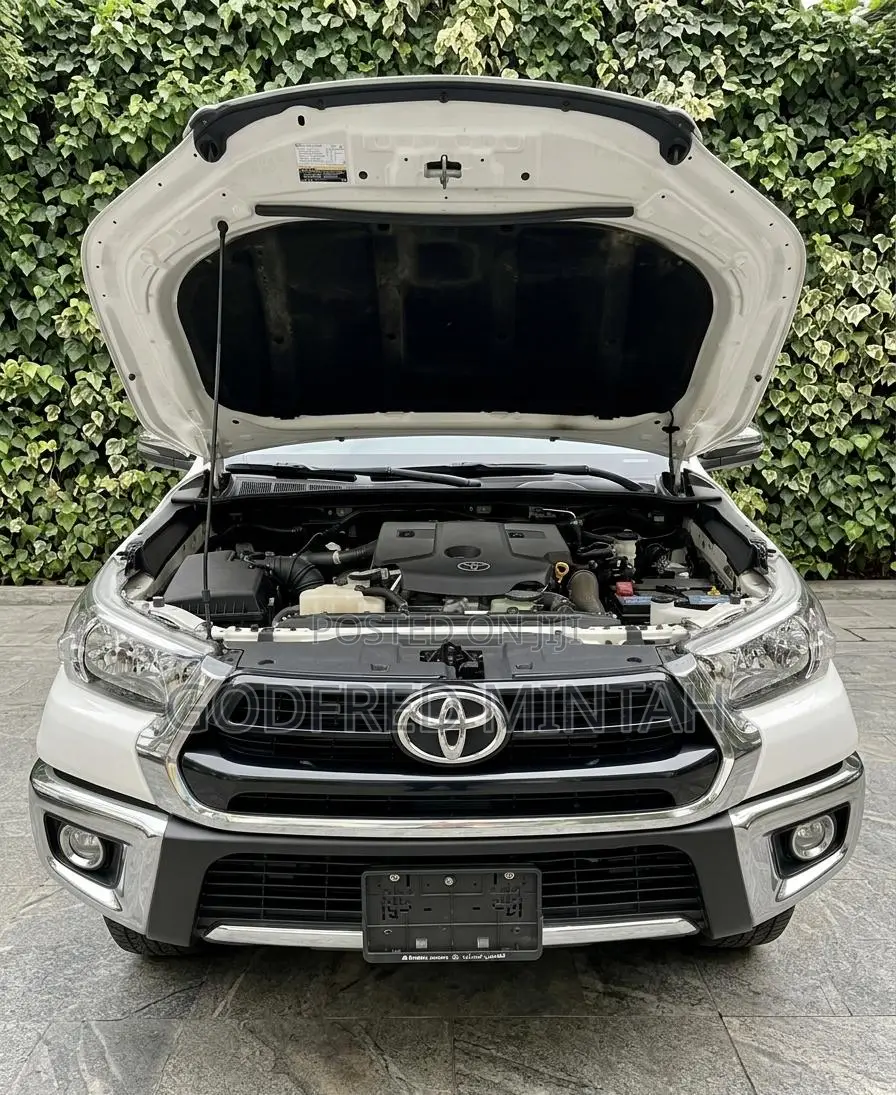 Toyota Hilux 2025 White