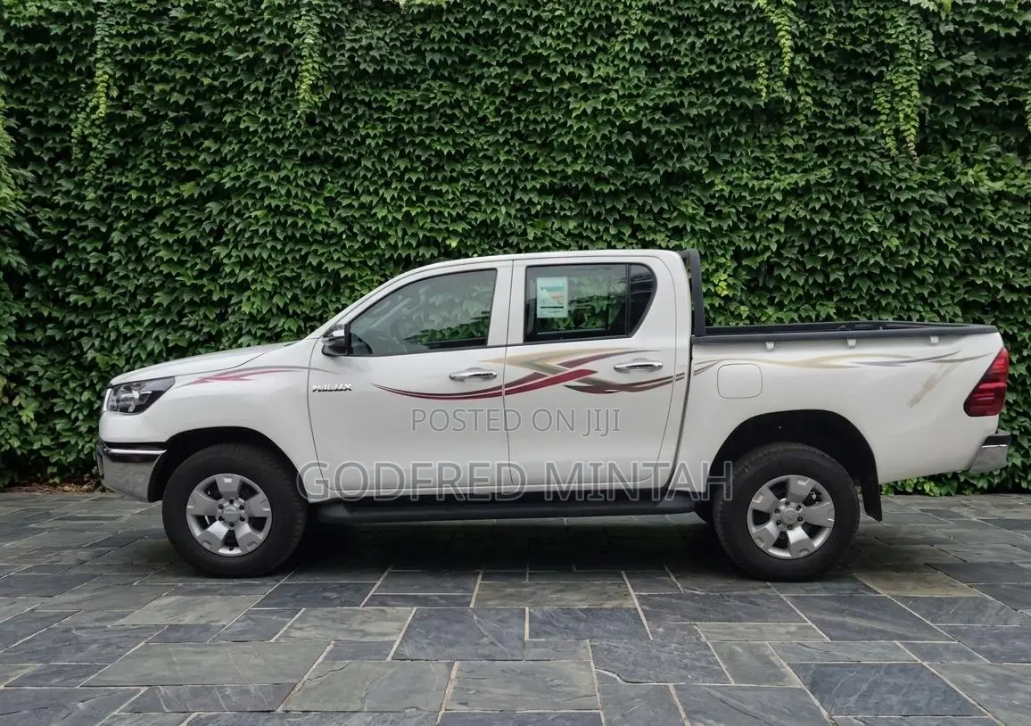 Toyota Hilux 2025 White
