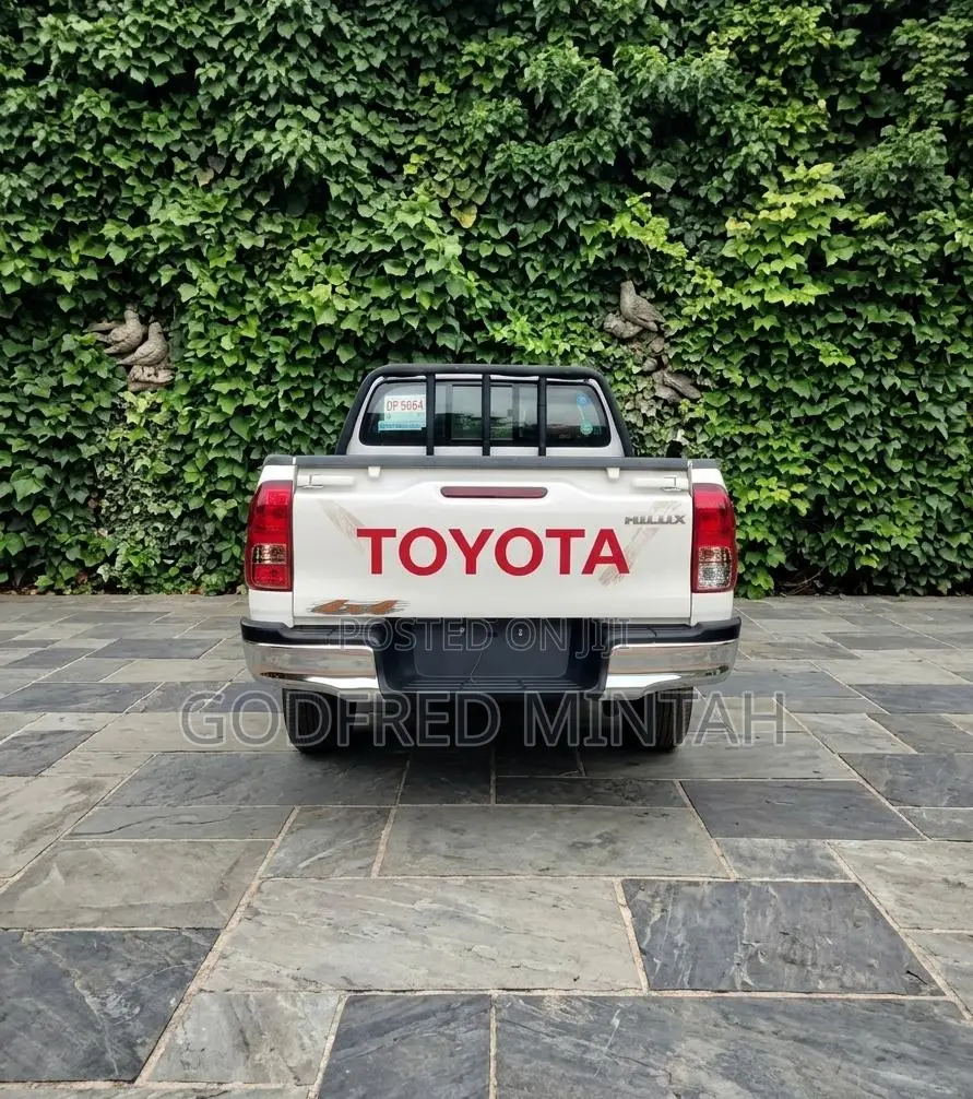 Toyota Hilux 2025 White
