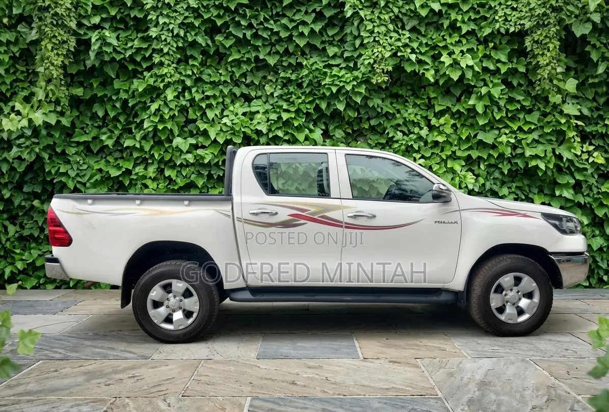 Toyota Hilux 2025 White