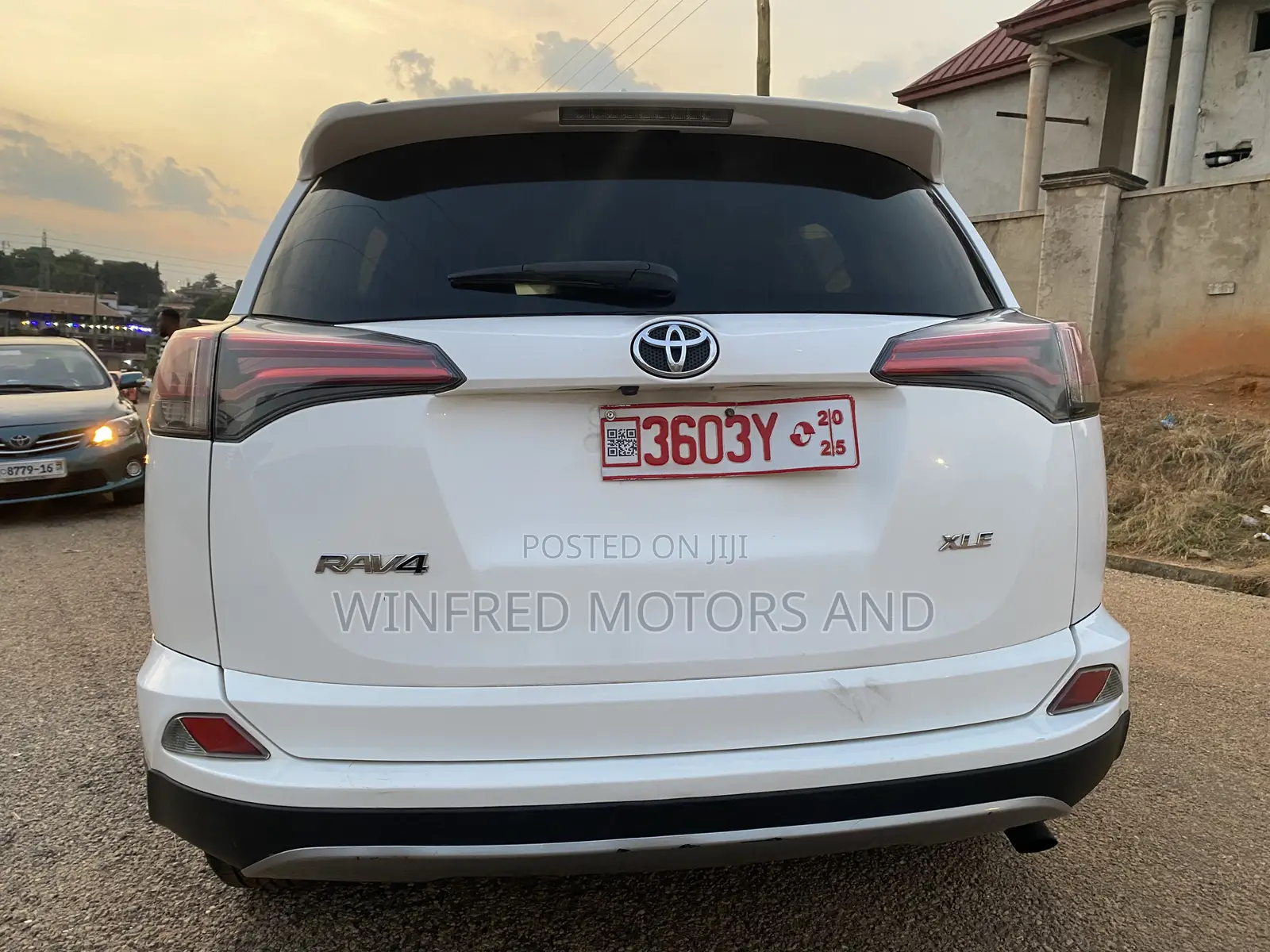 Toyota RAV4 XLE FWD (2.5L 4cyl 6A) 2017 White