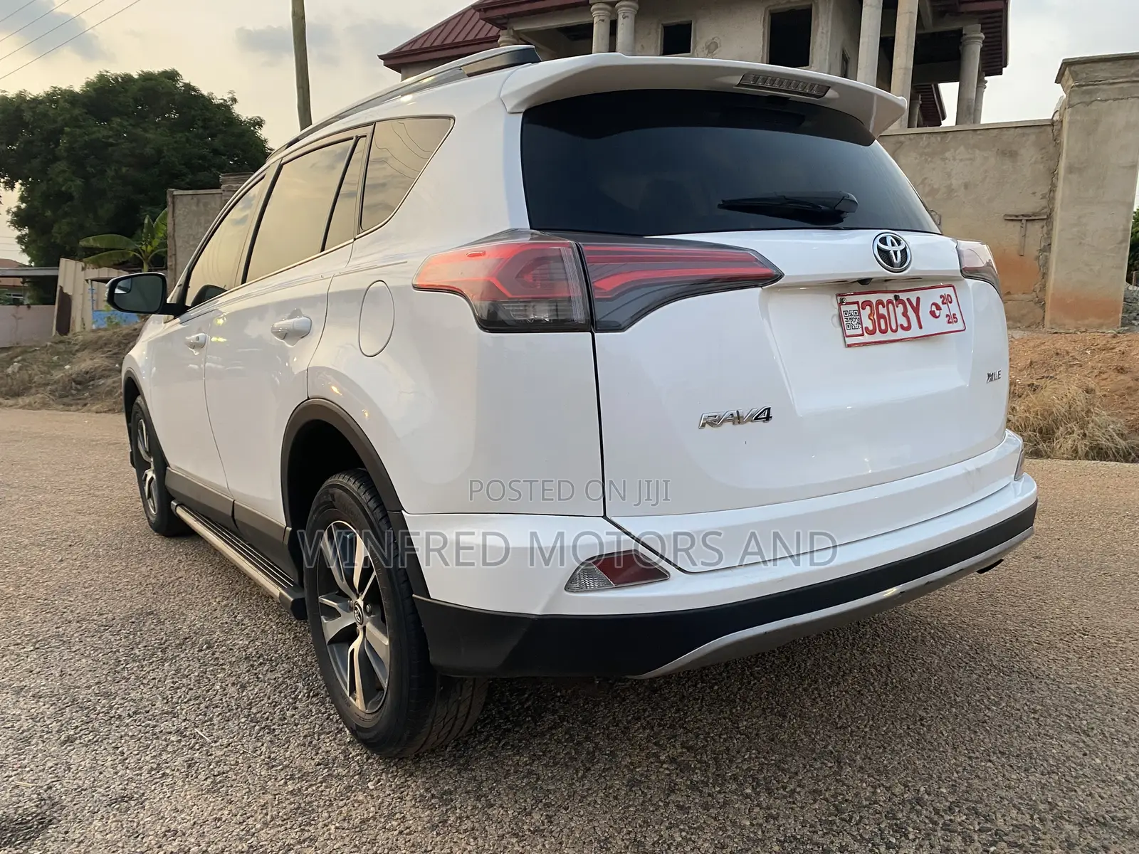 Toyota RAV4 XLE FWD (2.5L 4cyl 6A) 2017 White
