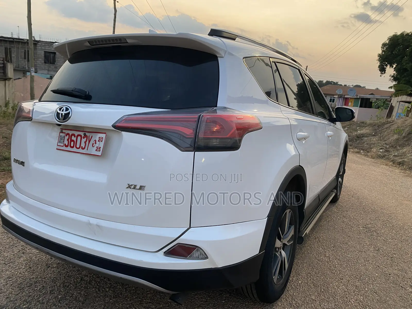 Toyota RAV4 XLE FWD (2.5L 4cyl 6A) 2017 White