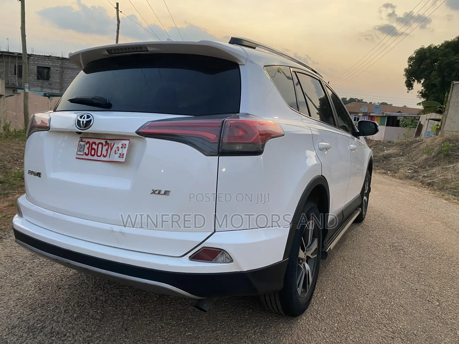 Toyota RAV4 XLE FWD (2.5L 4cyl 6A) 2017 White