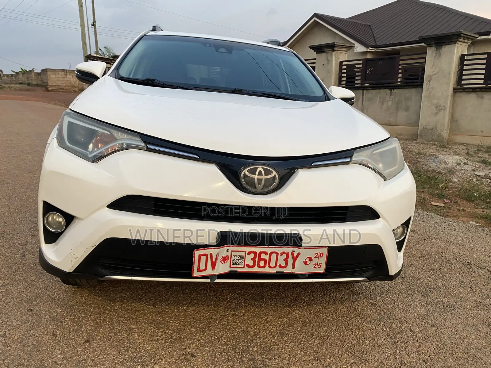 Toyota RAV4 XLE FWD (2.5L 4cyl 6A) 2017 White