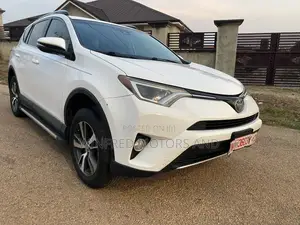Toyota RAV4 XLE FWD (2.5L 4cyl 6A) 2017 White