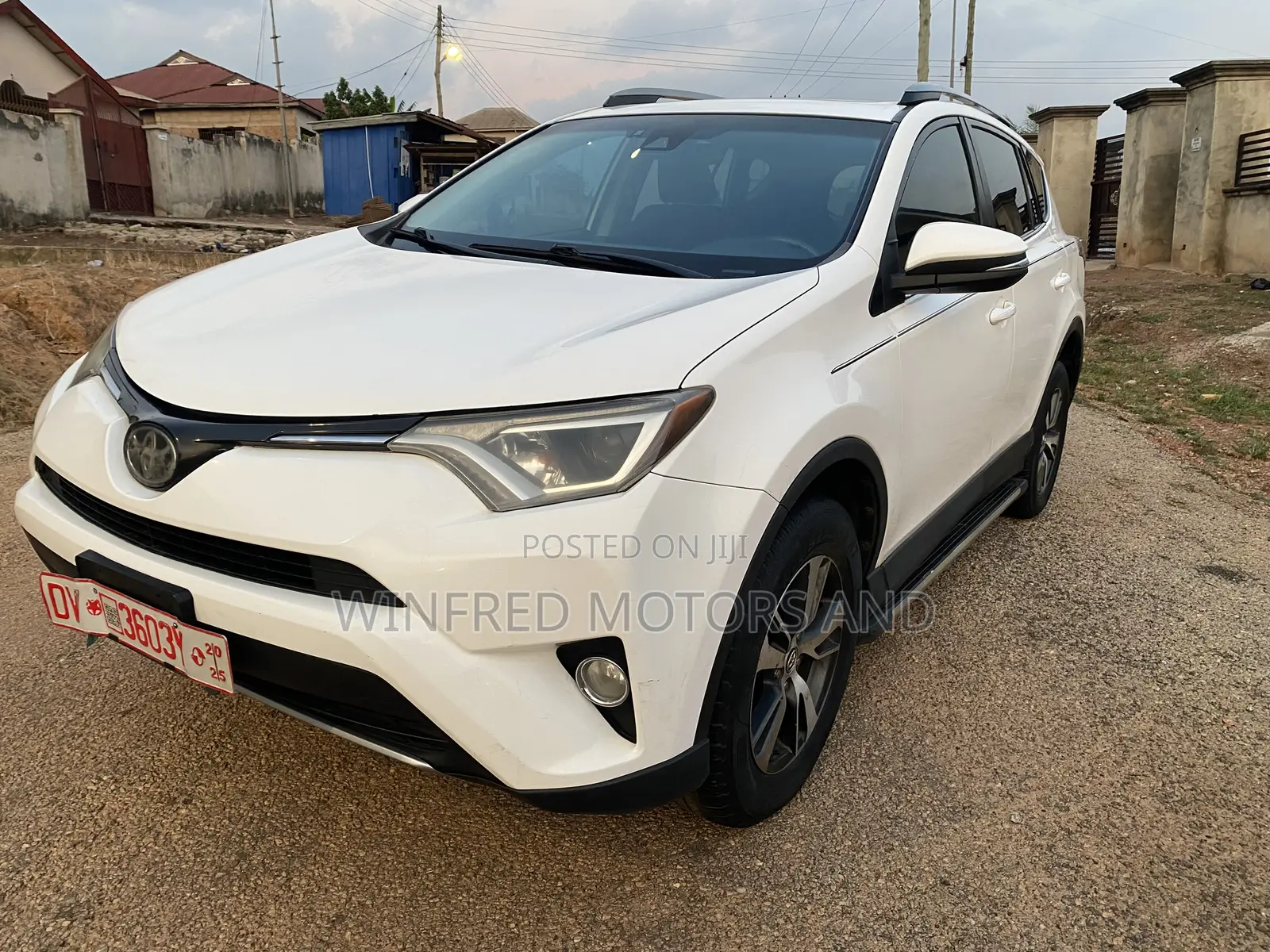 Toyota RAV4 XLE FWD (2.5L 4cyl 6A) 2017 White