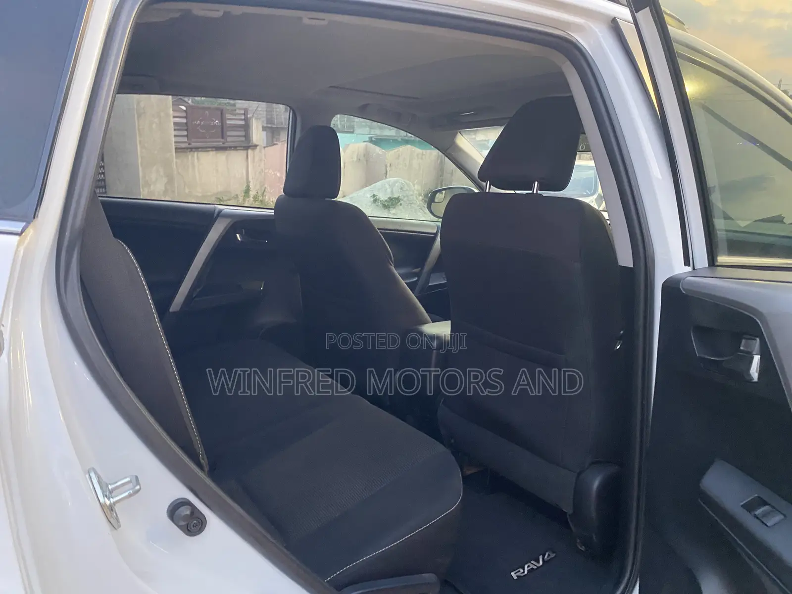 Toyota RAV4 XLE FWD (2.5L 4cyl 6A) 2017 White