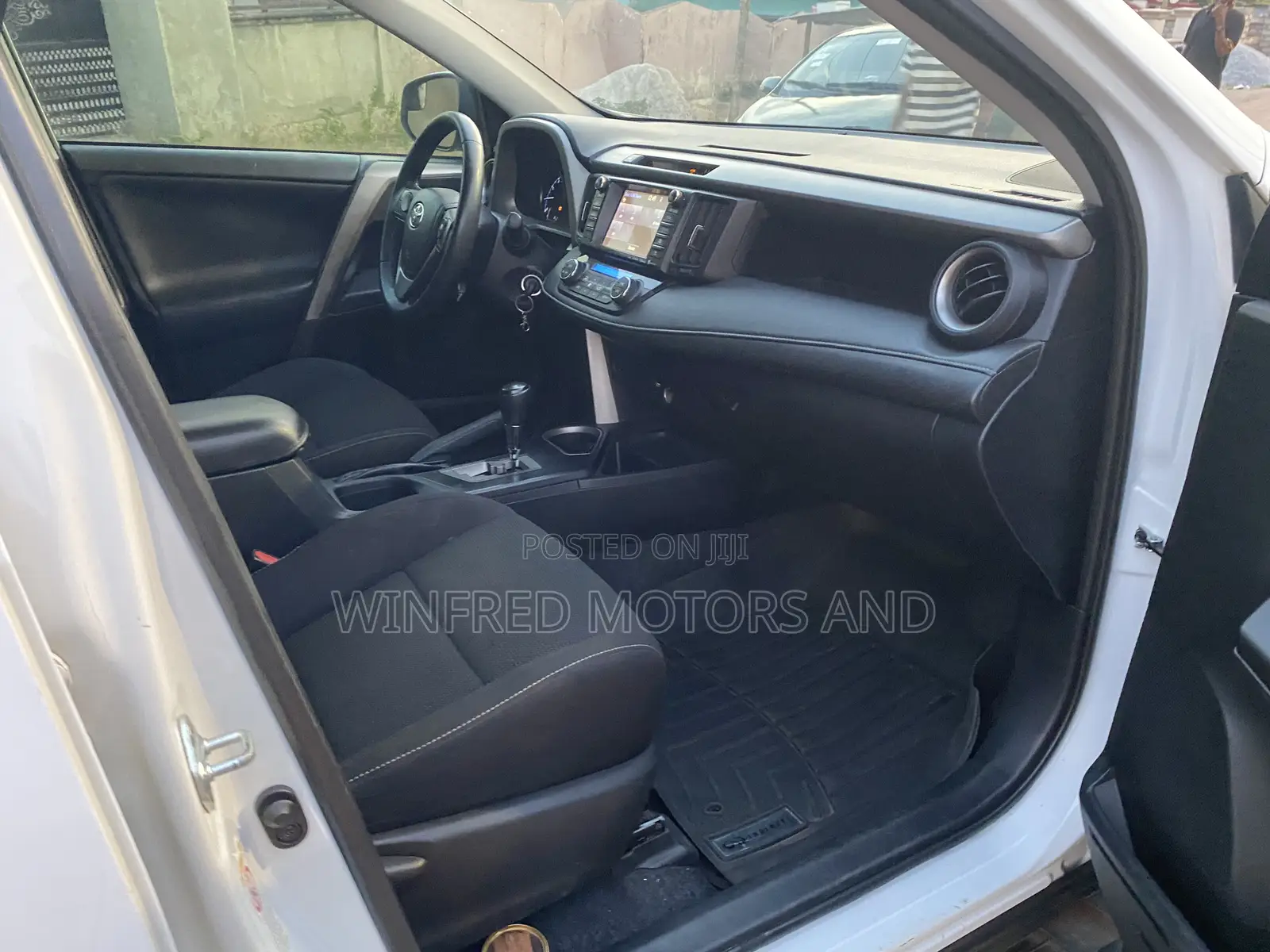 Toyota RAV4 XLE FWD (2.5L 4cyl 6A) 2017 White