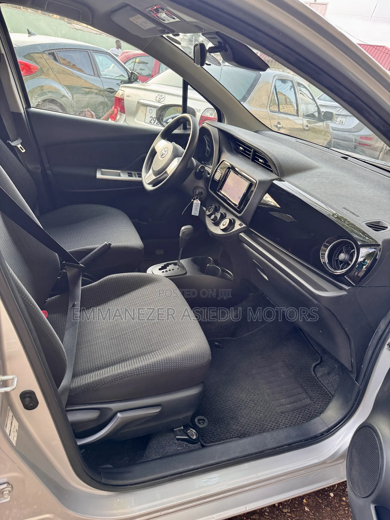 Toyota Vitz 1.3 AWD 5dr 2015 Silver