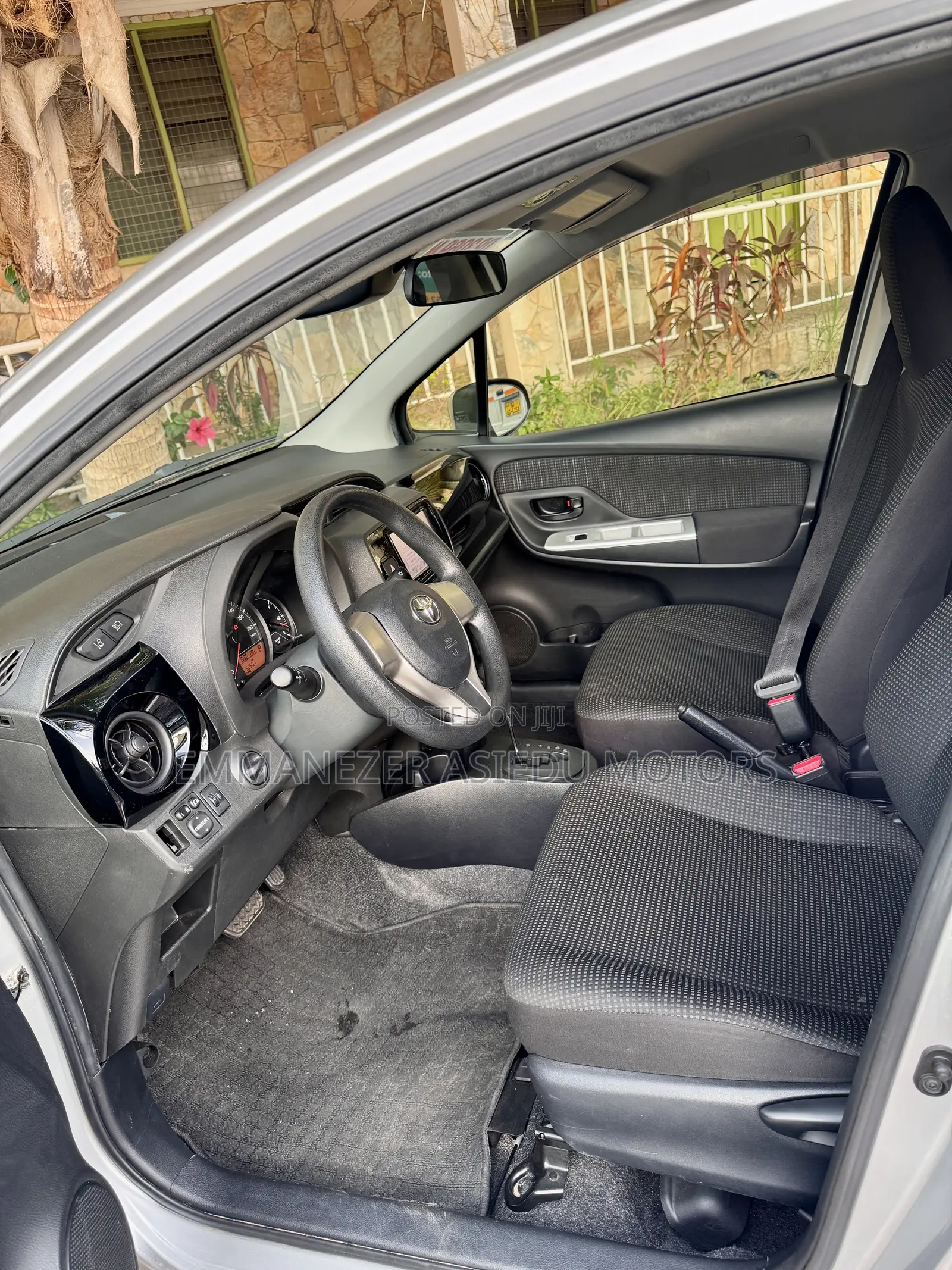 Toyota Vitz 1.3 AWD 5dr 2015 Silver