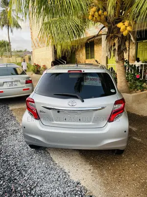 Toyota Vitz 1.3 AWD 5dr 2015 Silver