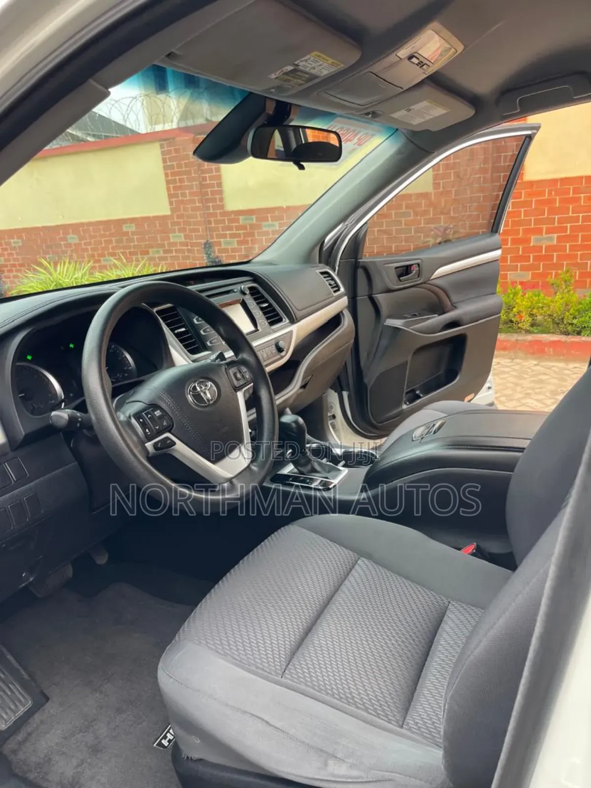 Toyota Highlander LE 4x2 (2.7L 4cyl 6A) 2018 Pearl