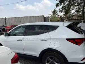 Hyundai Santa Fe SE AWD 2018 White