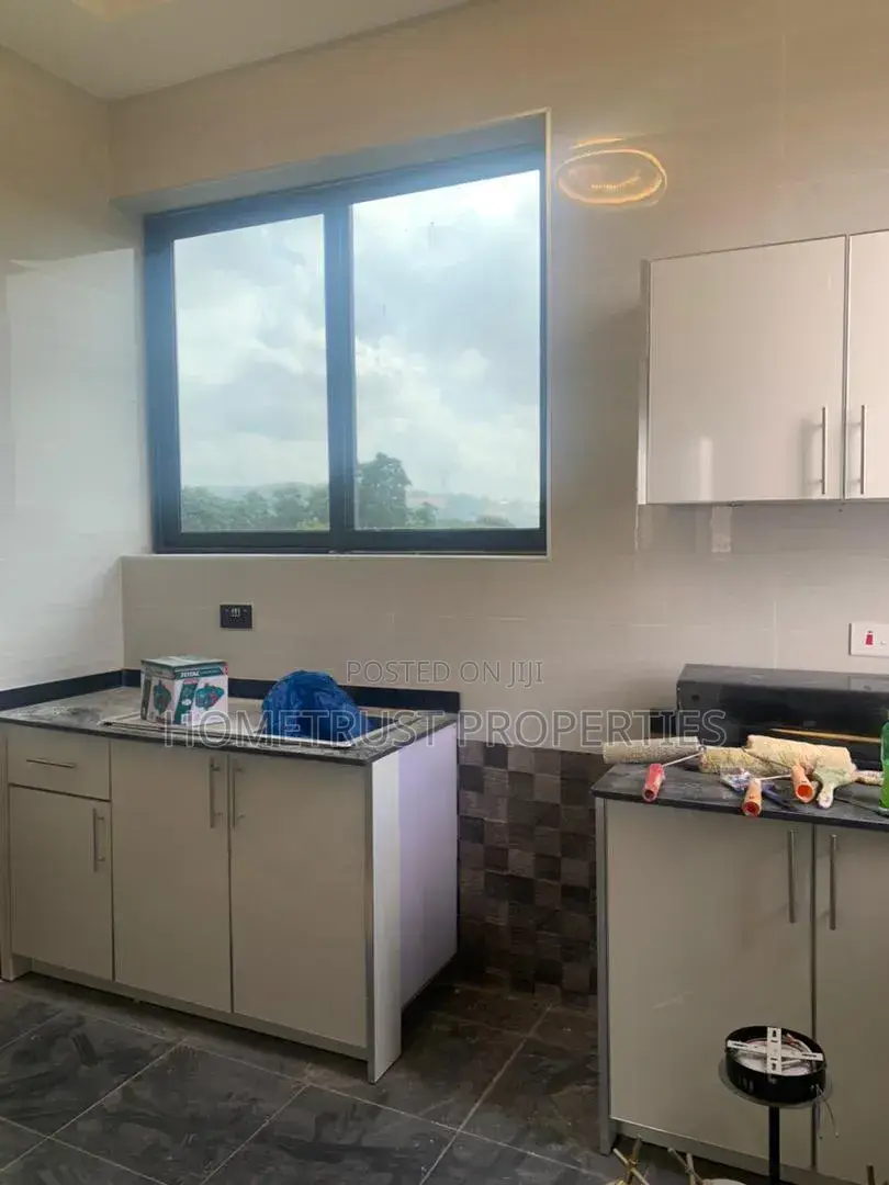5bdrm Duplex in Kwabenya Acp for sale