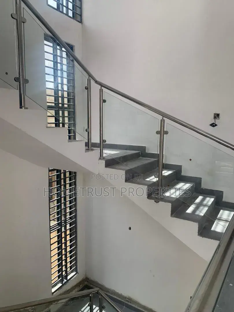 5bdrm Duplex in Kwabenya Acp for sale