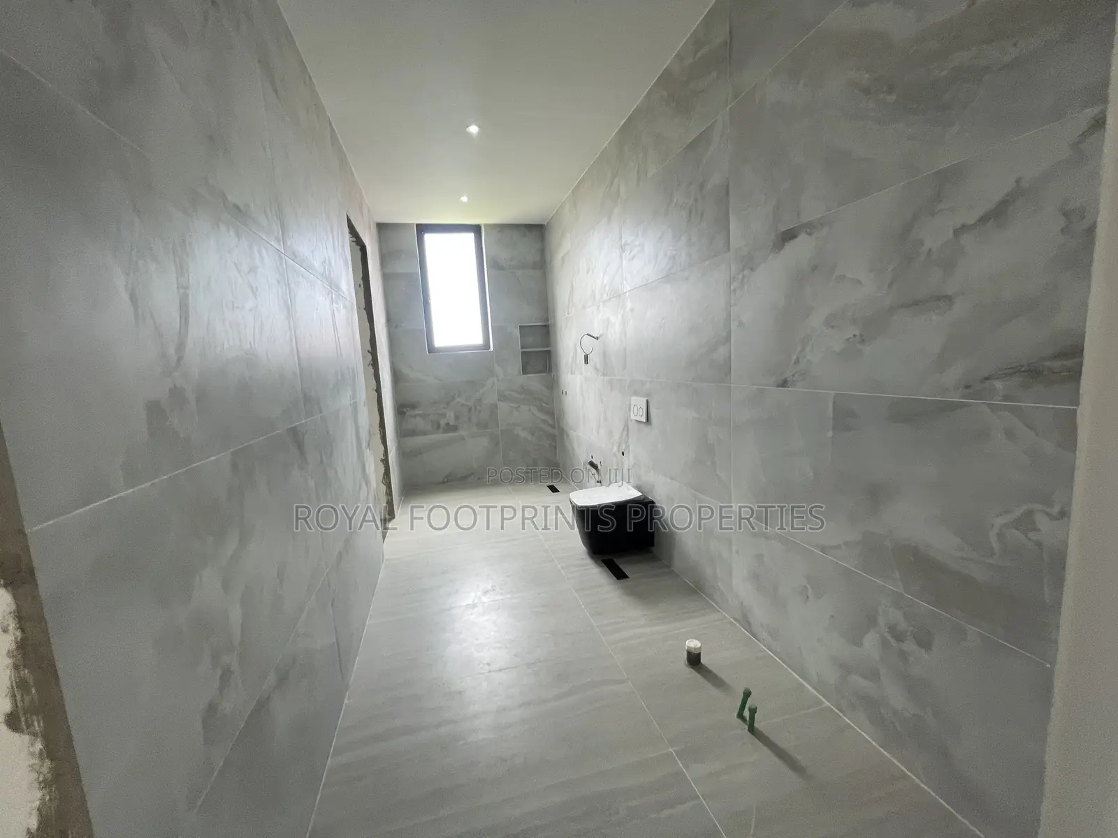 6bdrm Mansion in Royal Footprints, Oyarifa Mall Area for sale