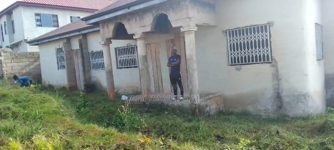 5bdrm House in Atwima Nwabiagya for sale